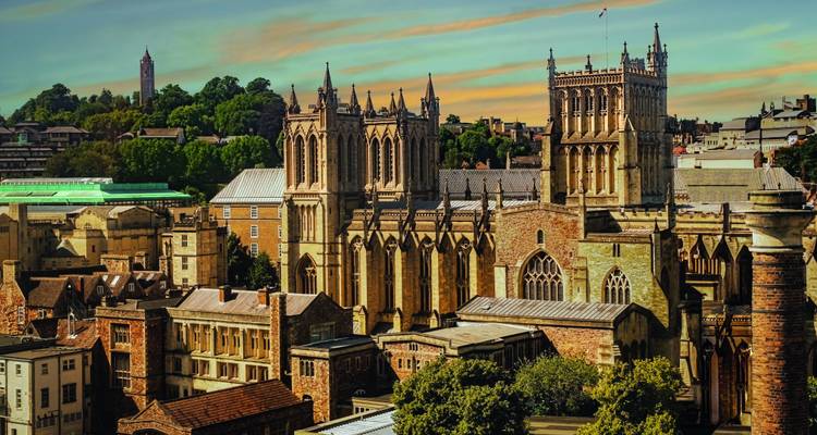 Historische Gebäude und Kathedrale in einer städtischen Umgebung bei Sonnenuntergang.