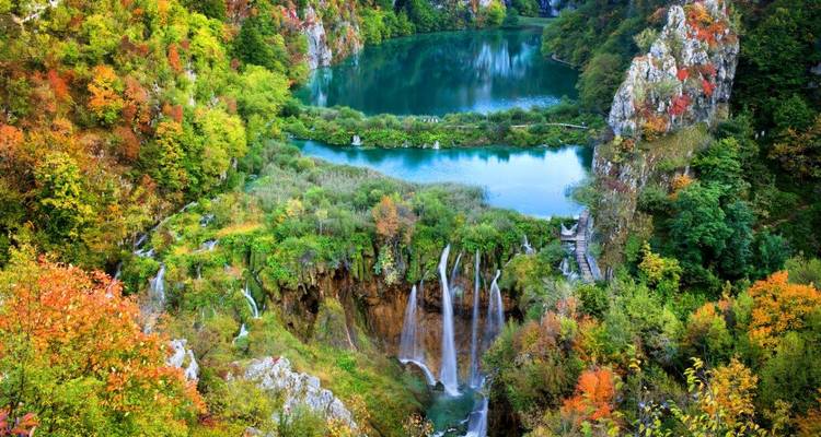 Schilderachtig uitzicht op de Plitvice Meren met kleurrijk herfstgebladerte.