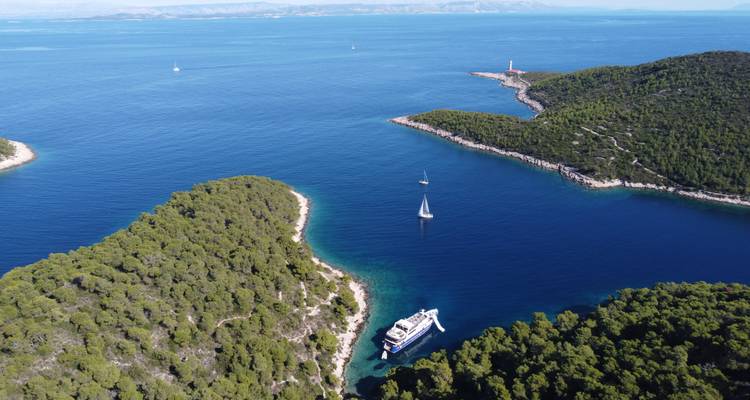 Bateaux à voile dans une crique pittoresque en Croatie.