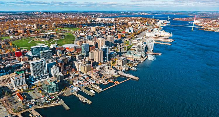 Vue aérienne du panorama du front de mer de Halifax s'étendant le long du port bleu profond