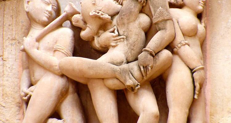 Erotische Skulpturen an einer Tempelwand in Khajuraho.