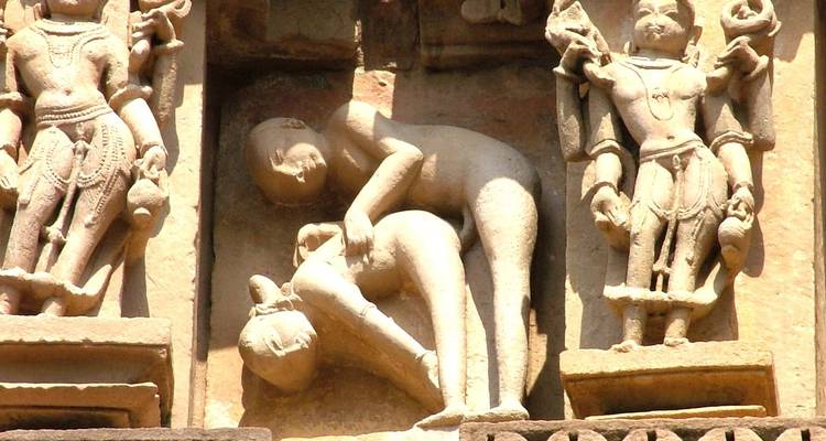 Detaillierte Schnitzereien an einer Tempelwand in Khajuraho.