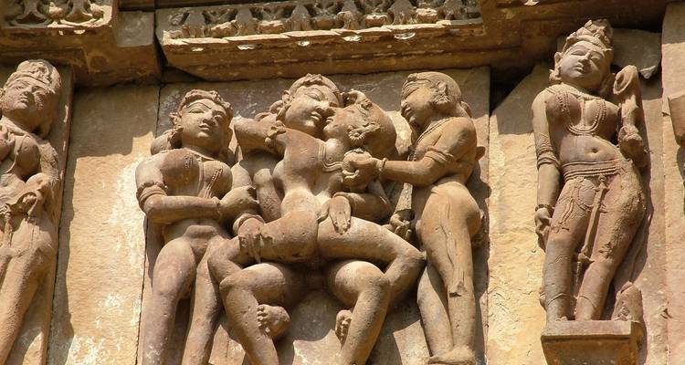 Steinmetzarbeiten von Figuren an einer Tempelwand in Khajuraho.