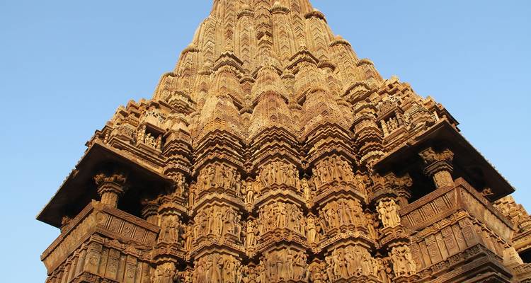 Hohe Tempelstruktur mit Schnitzereien, Khajuraho.