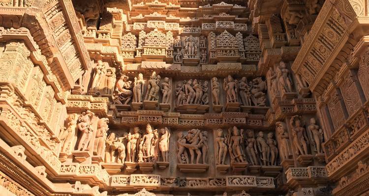 Tempelwand mit kunstvollen Schnitzereien in Khajuraho.