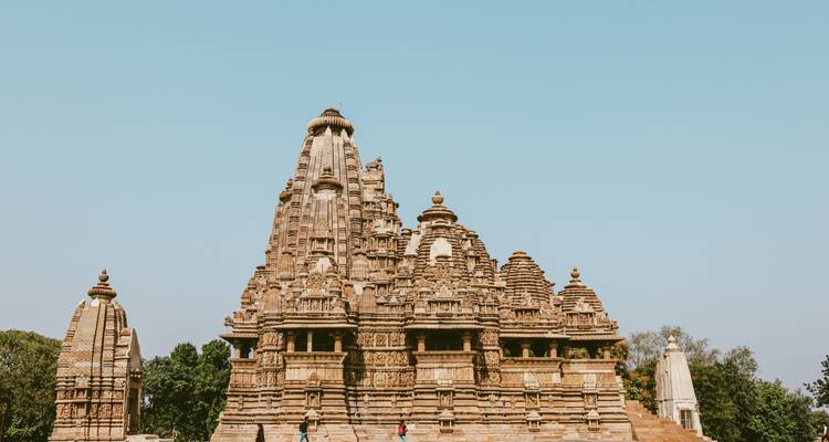 Weitblick auf einen Tempelkomplex in Khajuraho.