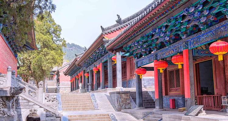 Een rij traditionele Chinese architectuur met rode lantaarns.