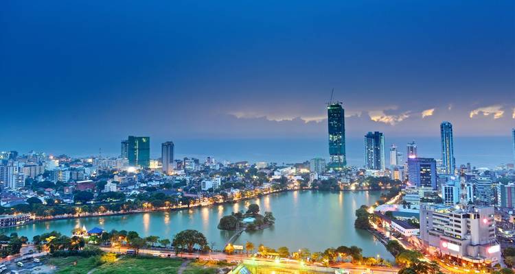 Vue urbaine avec des immeubles de grande hauteur et un lac à Colombo, Sri Lanka.