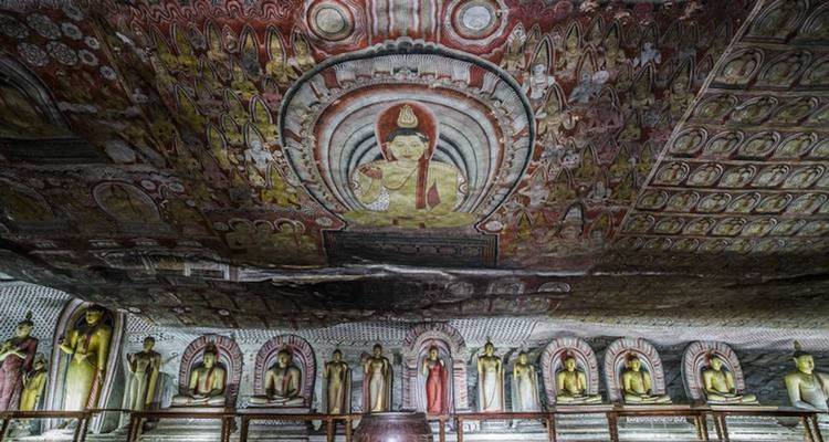 Grotte avec des peintures et statues bouddhistes anciennes à Dambulla, Sri Lanka.