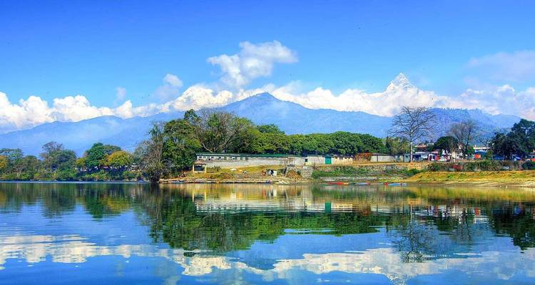 Vue au bord du lac à Pokhara avec les reflets des montagnes.