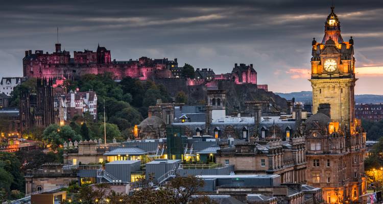 Paisaje urbano de Edimburgo con vista del castillo al atardecer.