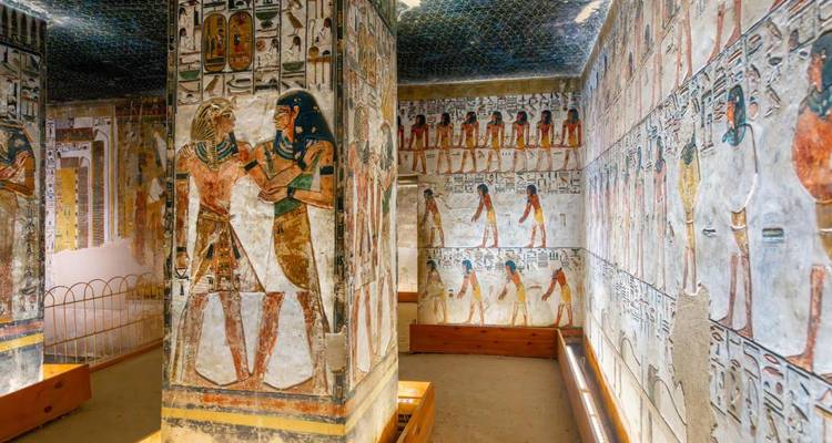 Komplizierte Wandschnitzereien im Inneren eines altägyptischen Tempels.