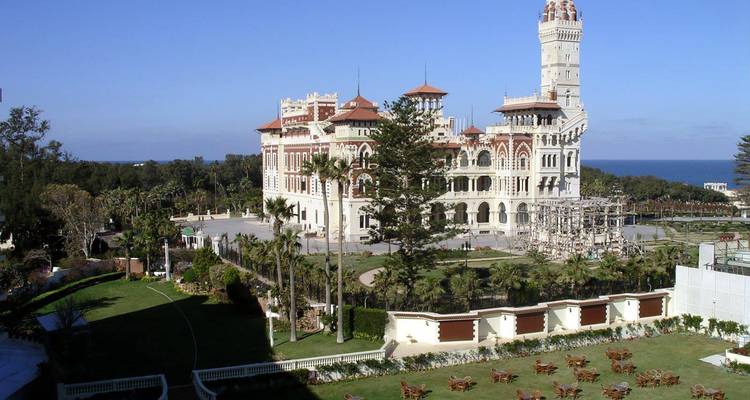 Grand palais historique avec un jardin à Alexandrie, en Égypte.