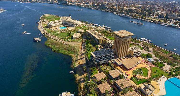 Vue panoramique aérienne du complexe du palais Montaza d'Alexandrie s'étendant dans la mer Méditerranée.