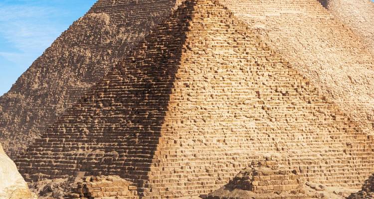 Pyramides de Gizeh sous un ciel bleu clair.