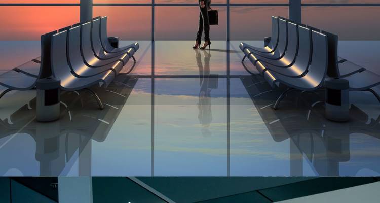 Terminal d'aéroport moderne avec sièges et une personne qui marche.