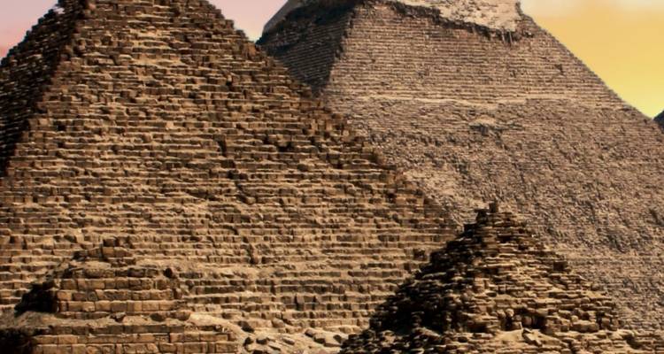 Les pyramides de Gizeh sous un ciel coloré.