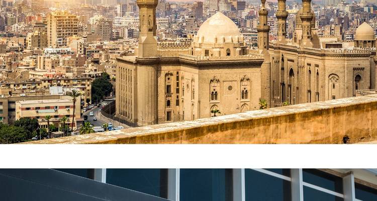 Horizon urbain avec une architecture historique au premier plan.