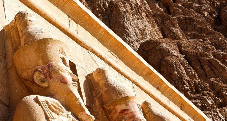 Gros plan de sculptures égyptiennes antiques à Abou Simbel.