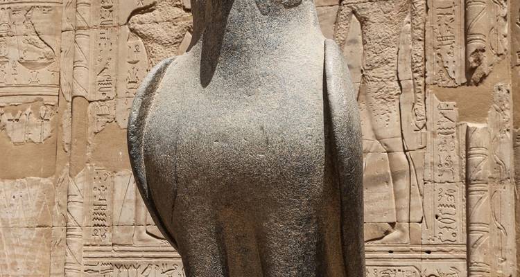 Statue du dieu faucon Horus au temple d'Edfou.