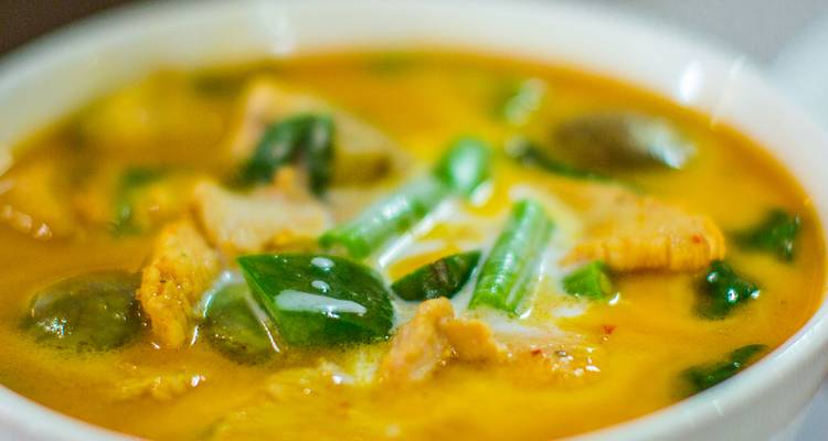 Eine Schale traditionelle kambodschanische Suppe.