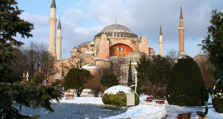 Die ikonische Hagia Sophia mit schneebedeckter Umgebung im Winter.
