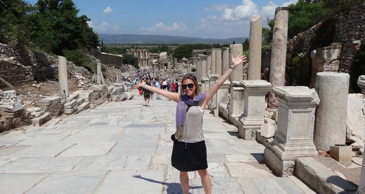 Personne posant dans une rue antique avec des colonnes.