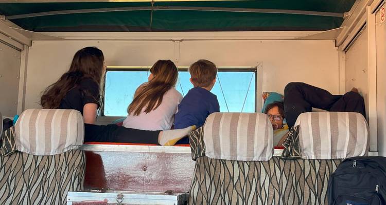 Groep kinderen in een safariwagen