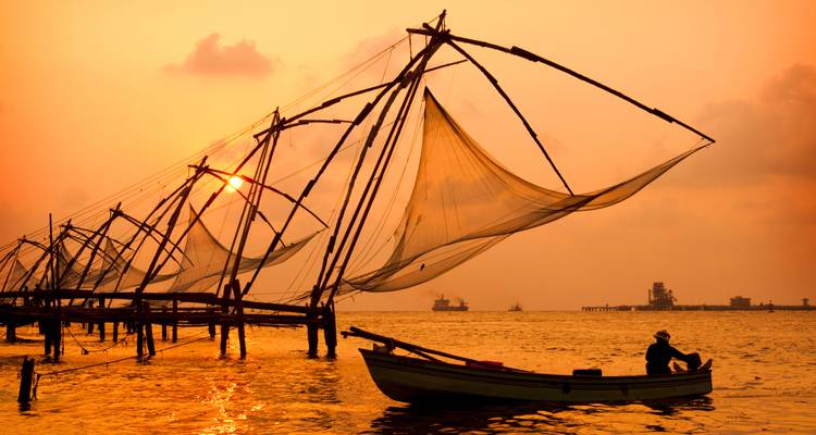 Fischernetze vor dem Hintergrund eines Sonnenuntergangs über dem Wasser.