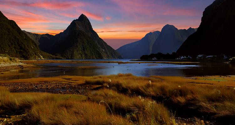 Paysage montagneux à Milford Sound pendant le coucher de soleil.