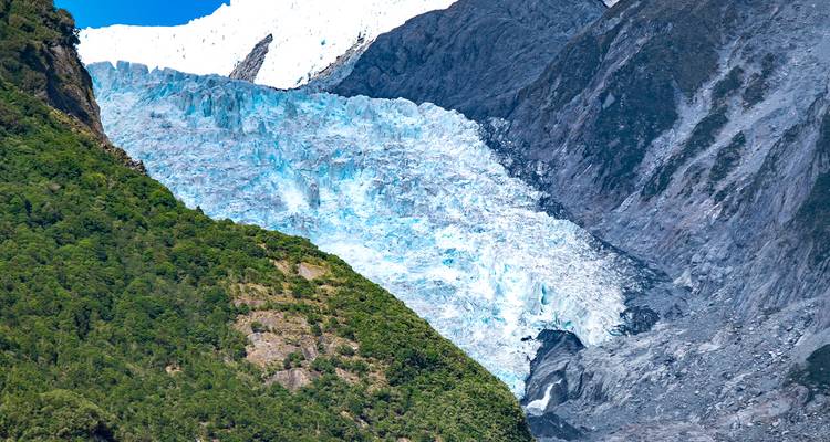 Blick auf einen großen Gletscher zwischen zwei Bergkämmen.