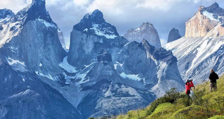 Wandelaars bewonderen de grillige toppen van Torres del Paine.