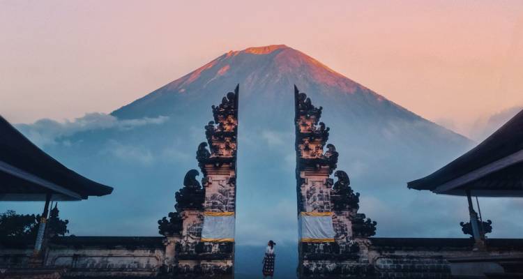 Ein majestätischer Berg, eingerahmt von einem traditionellen balinesischen Tor.