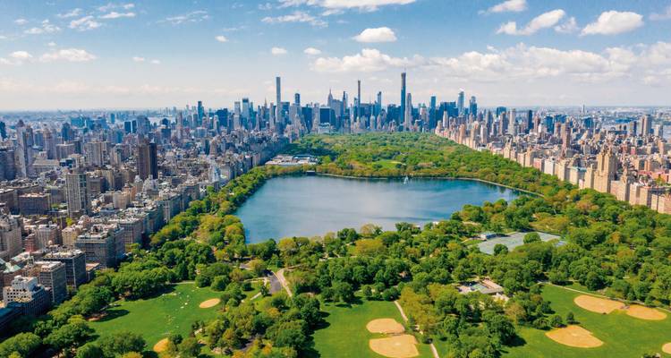Vue aérienne de Central Park au milieu de l'horizon de New York.