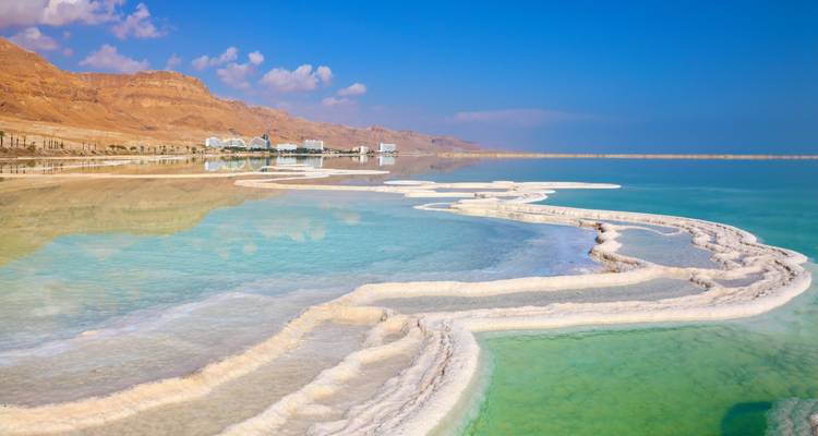 Salzformationen auf einem ruhigen Gewässer unter einem klaren blauen Himmel.