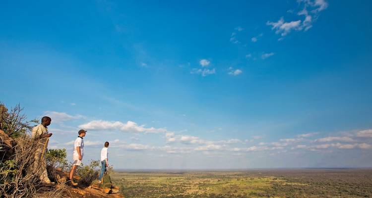 Des gens qui profitent d'une vue panoramique sur le paysage.