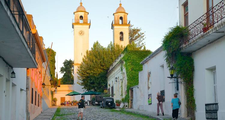 Historische Straße mit Uhrtürmen in einer Kleinstadt.