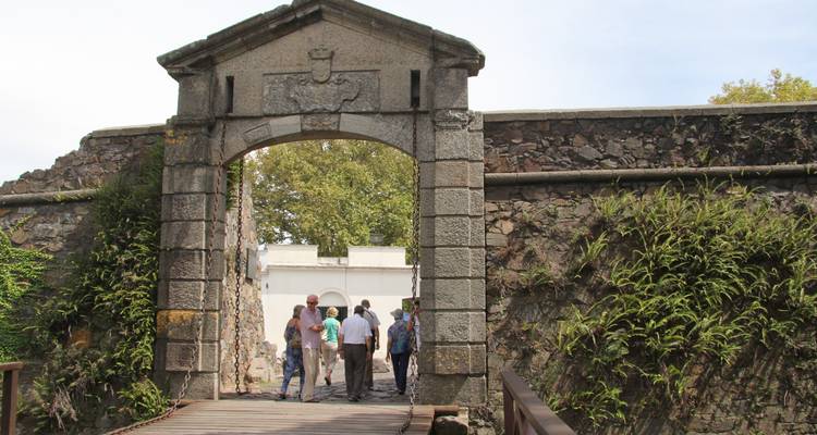 Historischer Eingang mit Menschen, die hindurchgehen.