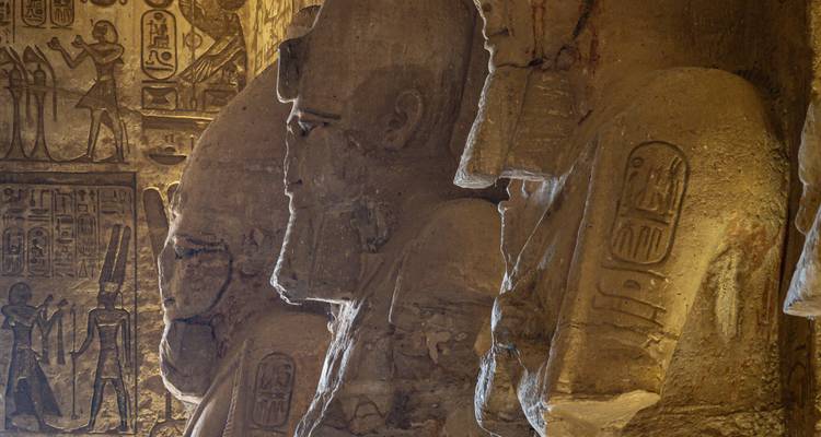 Close-up van gedetailleerde gravures in een tempel.