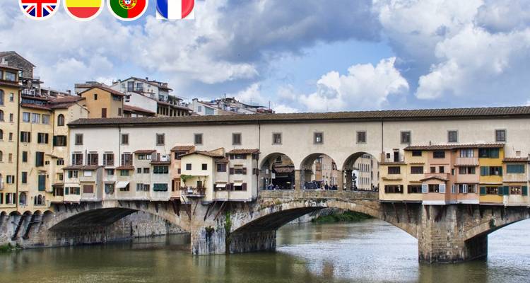 Pont historique enjambant une rivière dans une ville italienne.