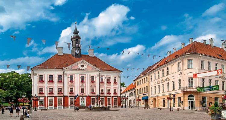 Historisch stadsplein met gebouwen en een klokkentoren.