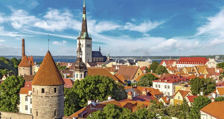 Skyline van Tallinn met historische gebouwen en kerken.