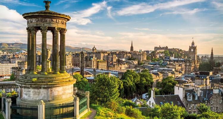Una vista sobre Edimburgo con estructuras históricas.