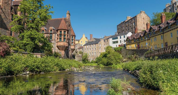 Una encantadora zona histórica con un pequeño arroyo.