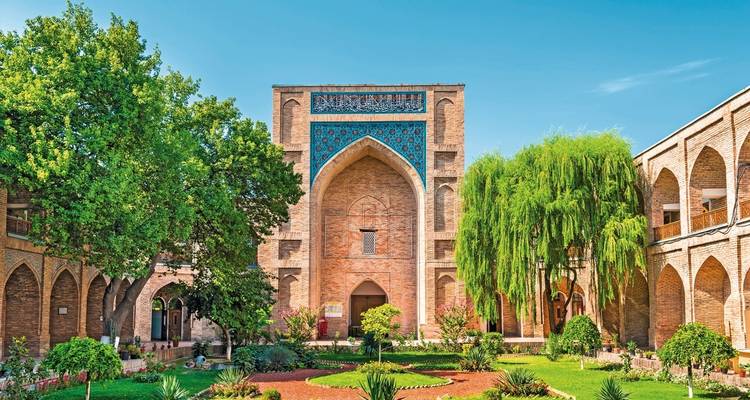 Un hermoso patio en Bujará, Uzbekistán con arquitectura intrincada.