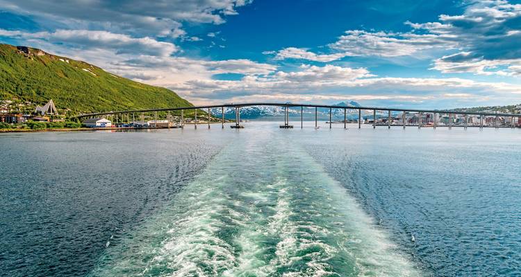 Vue d'un pont et de montagnes depuis un bateau à Tromsø.