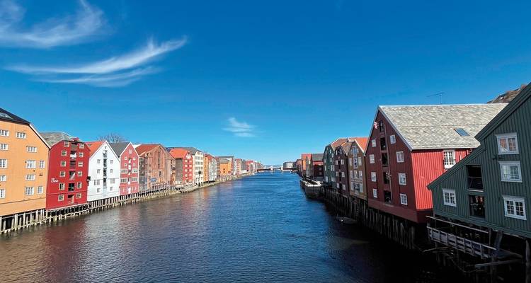 Vue d'un canal bordé de rangées de maisons colorées.