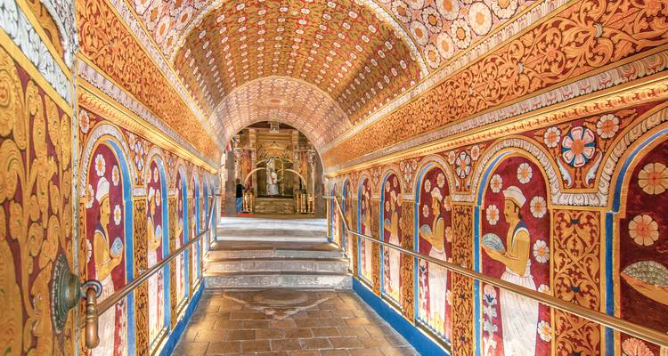 Intérieur coloré d'un temple ou d'un sanctuaire.