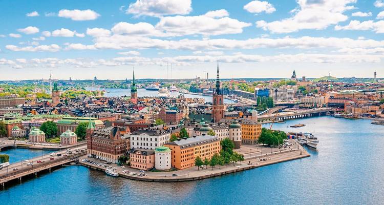 Vue aérienne de Stockholm avec des bâtiments historiques et de l'eau.