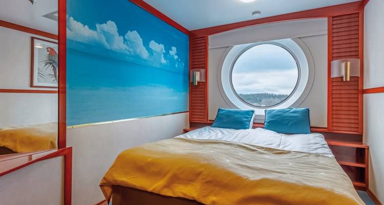 Chambre d'hôtel avec un lit et une décoration sur le thème océanique.